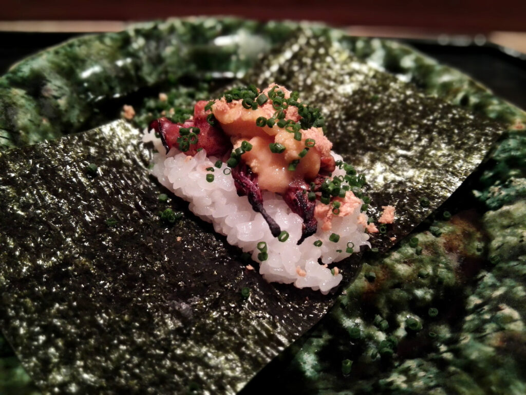 ホタルイカとウニのもち米海苔巻き