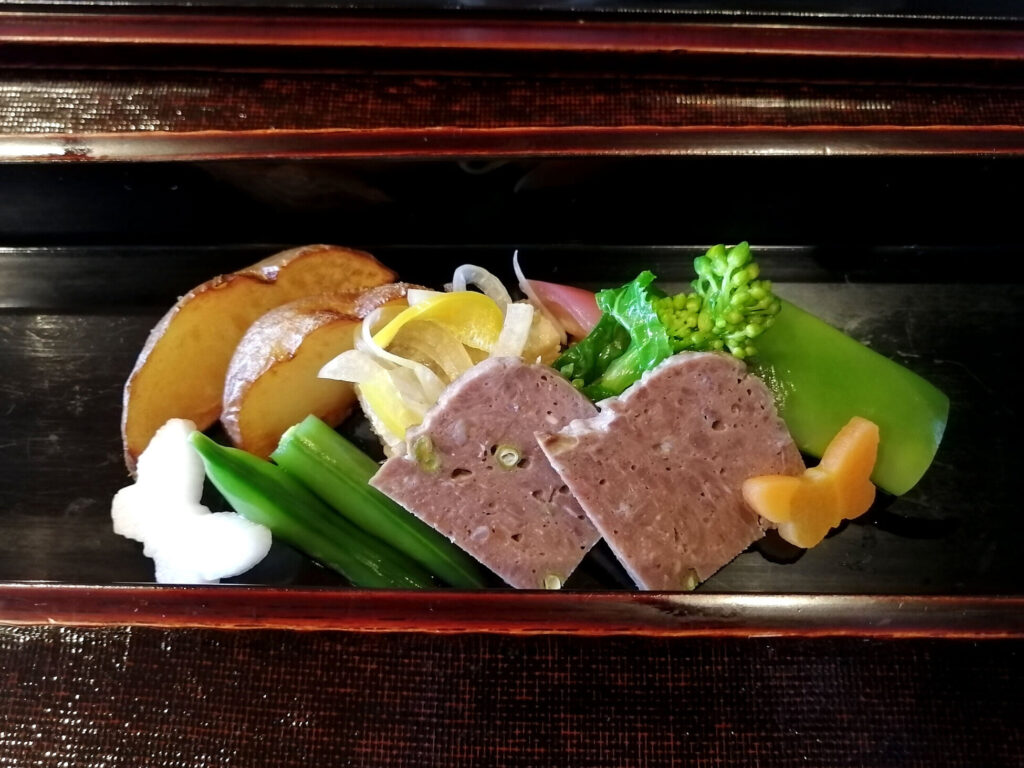 前菜：猪・熊・鹿のテリーヌ、モロコの南蛮漬け、熟成じゃがいものフライ、菜の花・茗荷