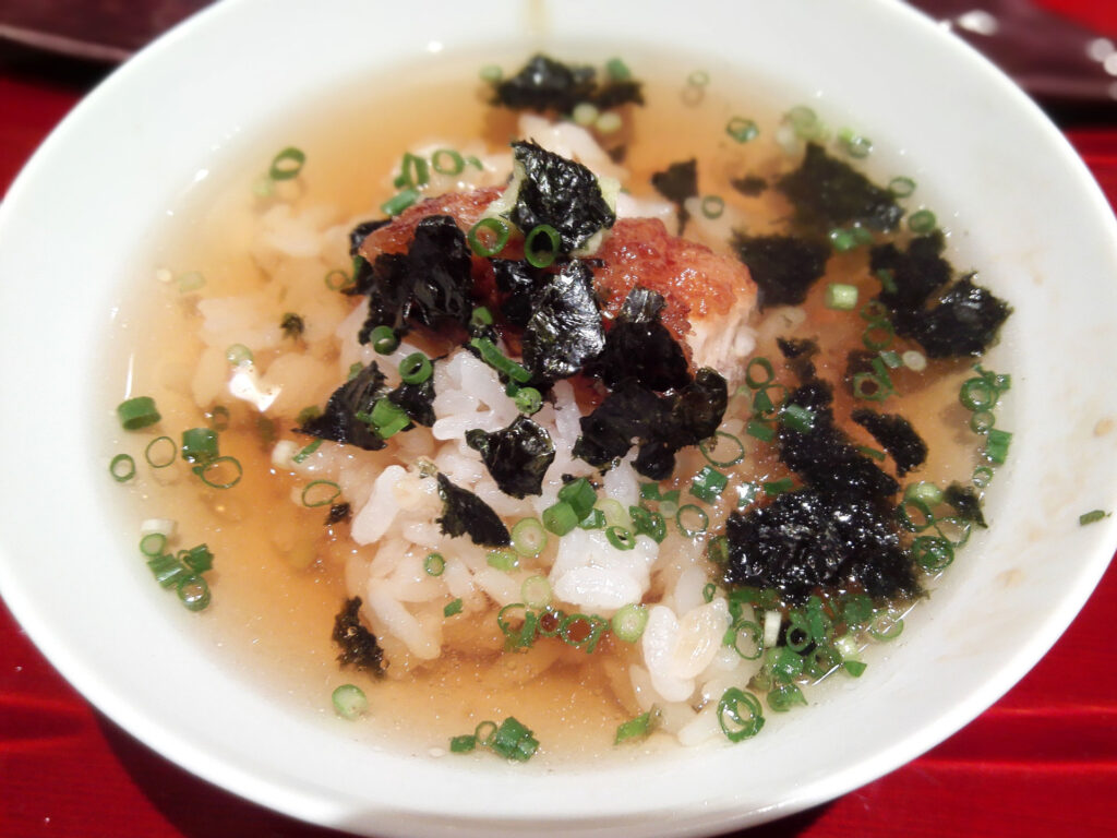 鰻の唐揚げご飯。さらにお茶漬け・雑炊