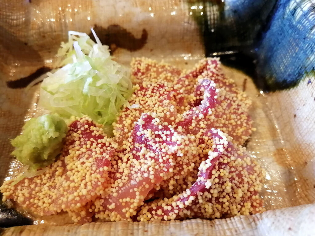 鯉のお造り。鮒の卵をまぶして