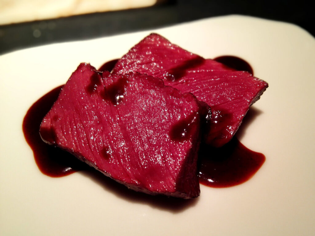 蝦夷鹿のロティ 赤ワインとベリー・黒胡椒ソース