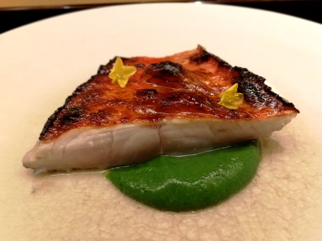 金目鯛は4日熟成後に藁焼き、自家製塩麹で仕上げ、菜の花ソース