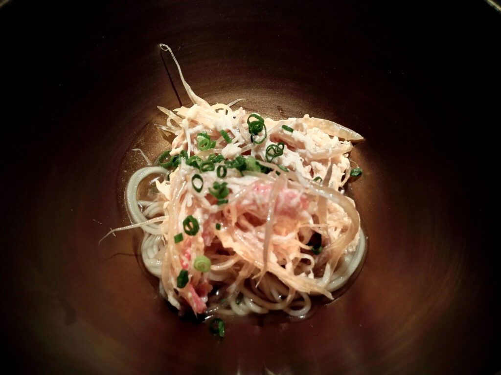 冷たい細麺 フカヒレと香住蟹・胡麻スープ