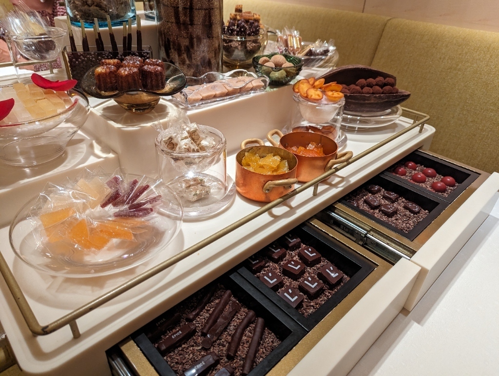 ワゴンで運ばれるフリヤンディーズ