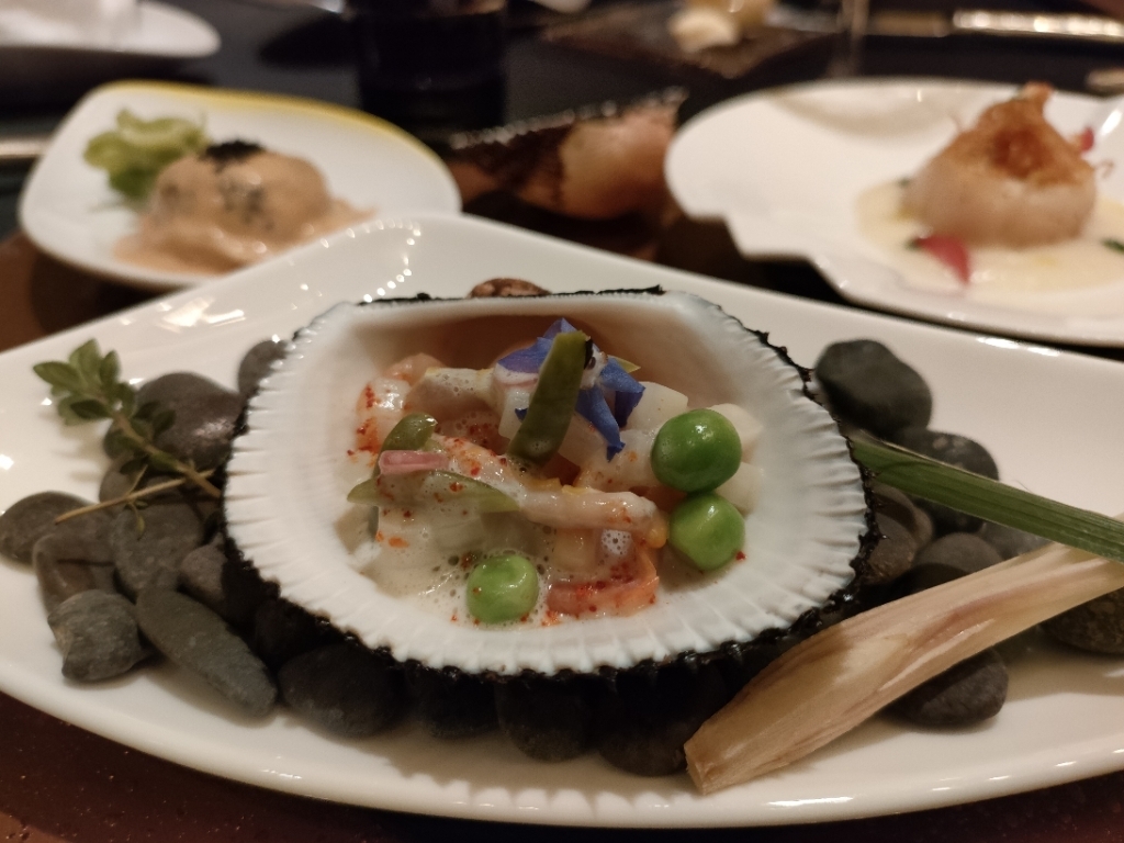 オマール海老、ラングスティーヌのラヴィオリ、赤貝のマリニエール、北海道ホタテのポワレ