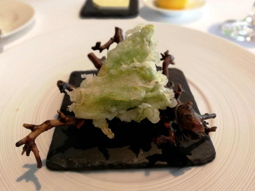 ふきのとうのフリットとホタテムース