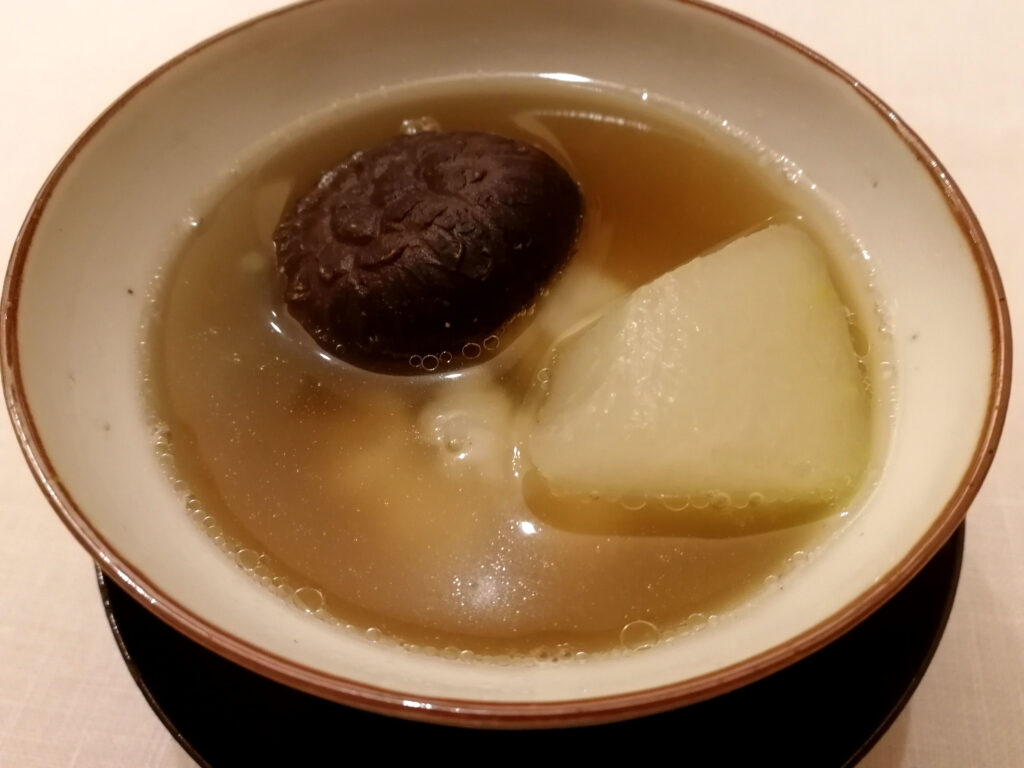 天草産鱧・じゅんさい・冬瓜の上湯椎茸スープ